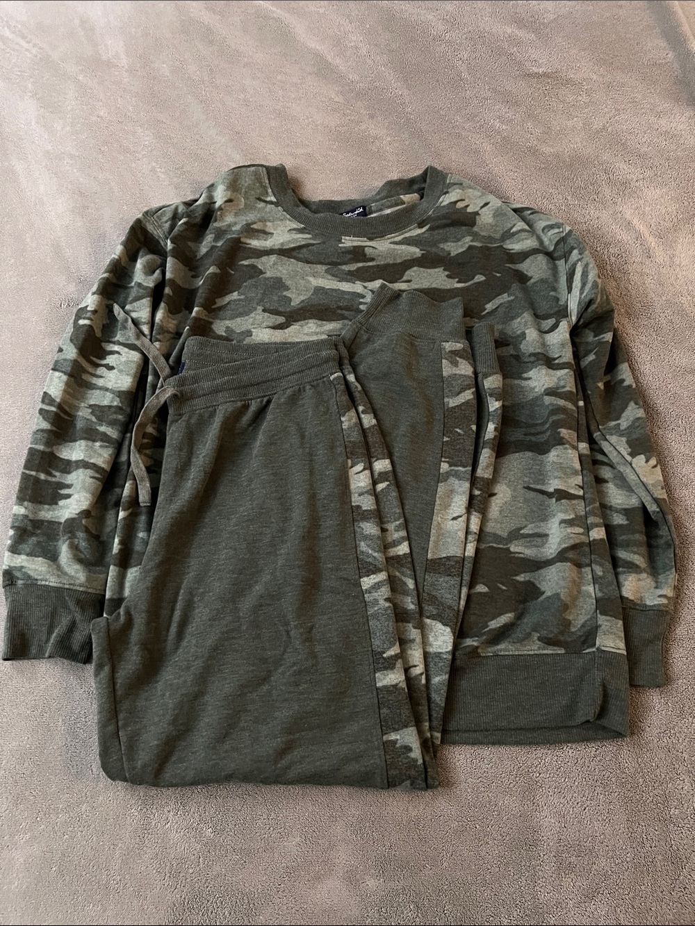 Splendid Women’s Olive Green Camo Pullover & Joggers Set